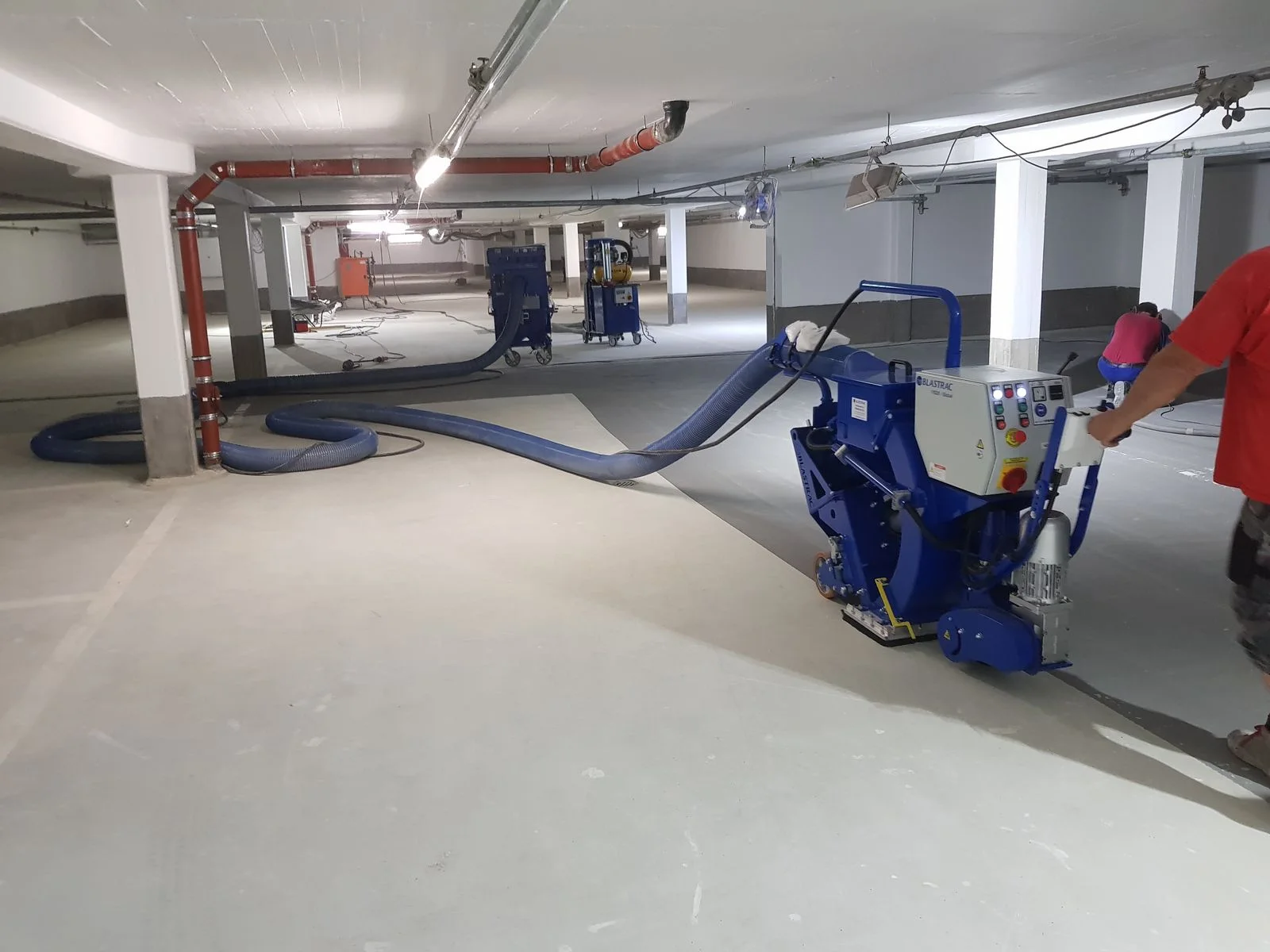 Bodenbearbeitungsmaschine von M.E. Bodentechnik auf einer Betonfläche