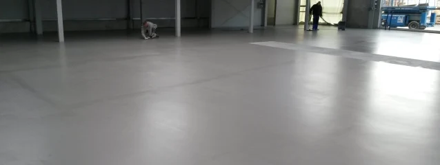 Weitläufiger Betonboden in einer Halle